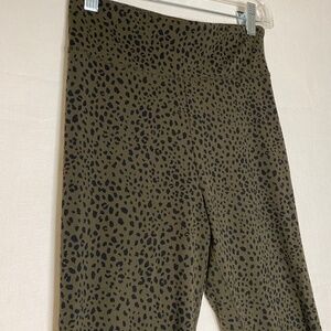 Share Abercrombie & Fitch Leggings / Yoga Pants Size XS Green Black Leopard / Ch